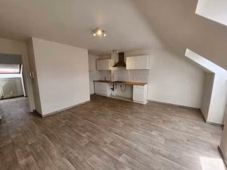 petit appartement 1 chambre situé au 3ème étage !