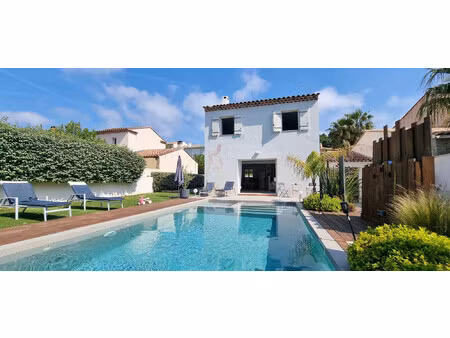 villa récente avec piscine  proche mer à pied