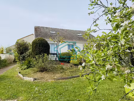 maison 5 pièces  élevée sur 502 m2 de terrain proche montfor