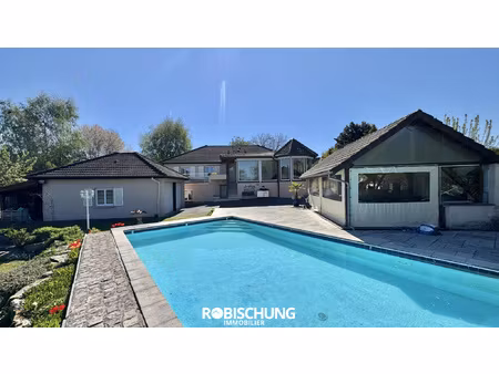 montreux-jeune : magnifique plain pied avec piscine et étang