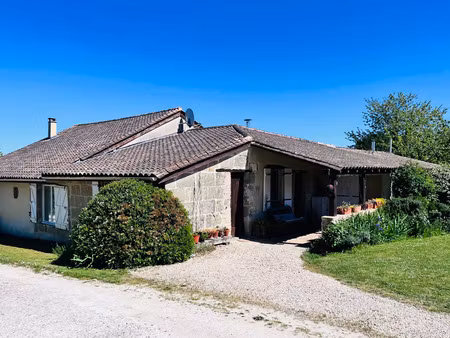 pleine de charme en campagne jolie maison en pierre avec vue totalement rénovée avec goût 