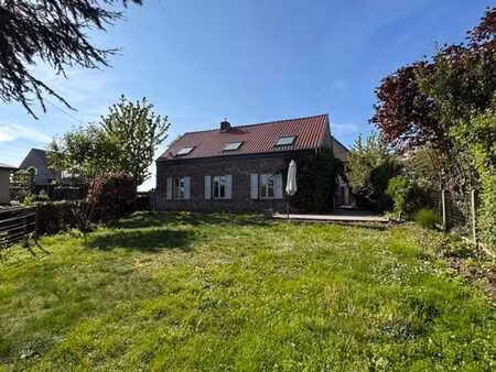 maison bien située avec 3 chambres et un garage