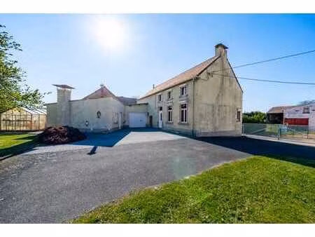 dans un coin de paradis  maison à rénover sur 17 ares...!