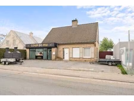 centraal gelegen handelspand met parking  woonst  garages...