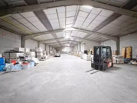 entrepôt (900 m²) avec bureau et quai de chargement à louer