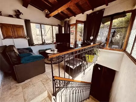 maison de village en pierre avec terrasse et garage.