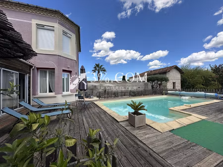 maison de caractère  fort potentiel  dépendances et piscine.