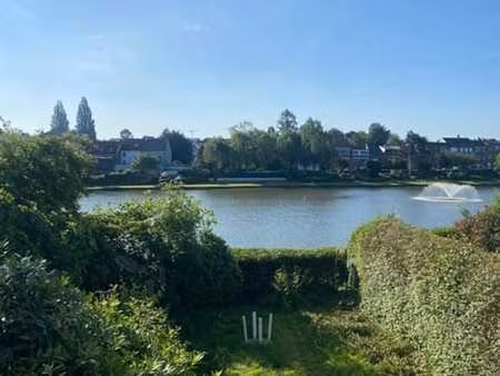 appartement de deux pièces avec vue sur l'étang