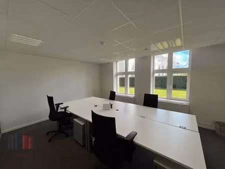 454 m² de bureaux prêts à l'emploi près de la r4