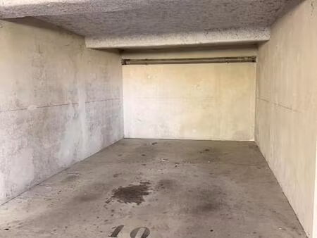 a louer - stationnements couverts - portail securise