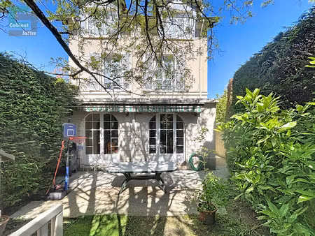 maison familiale de 142 26 m2 en retrait de rue. jardin. par