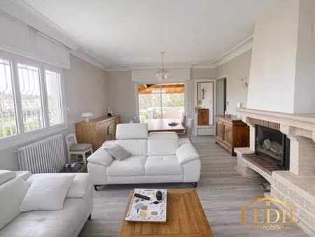 maison de campagne avec de la terre