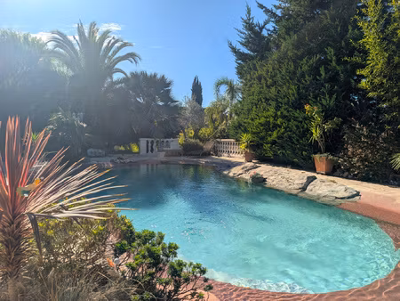 dans un quartier prisé au sud de vence  trés jolie villa de