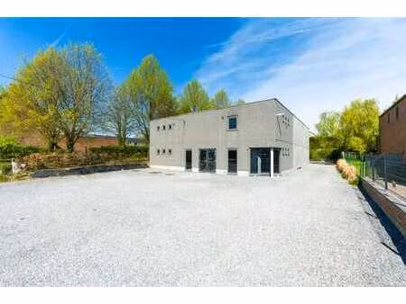 entrepôt polyvalent avec bureaux et parking à hannut