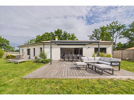 maison contemporaine de 2018 - 126 m² - 1325 m² de terrain - bourg sous la roche