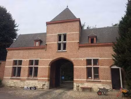 ancienne porte historique dans une résidence