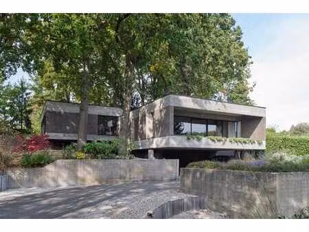 maison brutaliste avec jardin à hekelgem