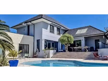 villa avec piscine et terrasse pau (64)