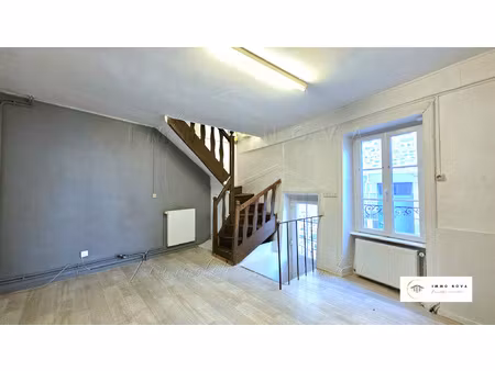 maison de village avec petit balcon et cave