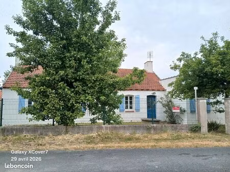 en campagne   proche commerces et transports  maison 3 chambres avec piscine sur 1021 m2 d