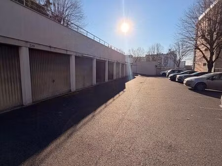 grand box résidence privée (facile d’accès)