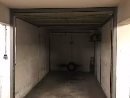 box/garage fermé à louer