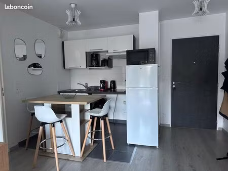 t2 meublé equipé avec terrasse et parking securisé