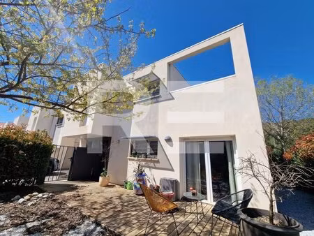 villa contemporaine avec 3 chambres  un jardin et un garage