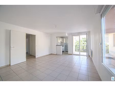 appartement 3 pièce(s) 60.72 m2 - terrasse - 2 pkg - rédisence avec piscine !