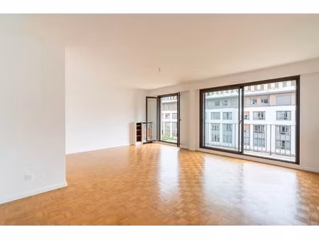courbevoie avenue marceau beau 4 pieces avec balcon - poss. parking en location