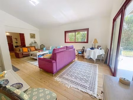 maison d'architecte de 2006 de 180m2 sur une belle parcelle de 1391m2