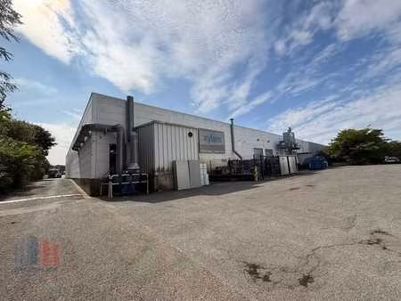 2.377 m² d’entrepôt + 694 m² de bureaux en emplacement pr...