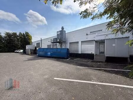 3.463 m² d’entrepôt + 956 m² de bureaux en emplacement pr...
