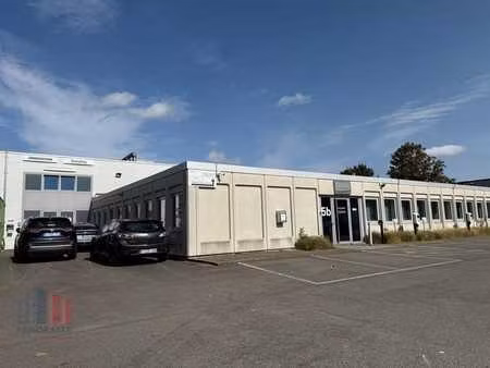 804 m² d’entrepôt + 150 m² de bureaux en emplacement prim...