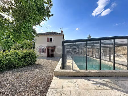 maison en pierre avec piscine