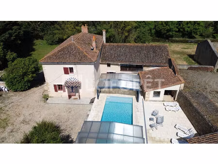 maison en pierre avec piscine