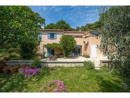 villa t5 + t3 avec vue dégagée  piscine et immense garage