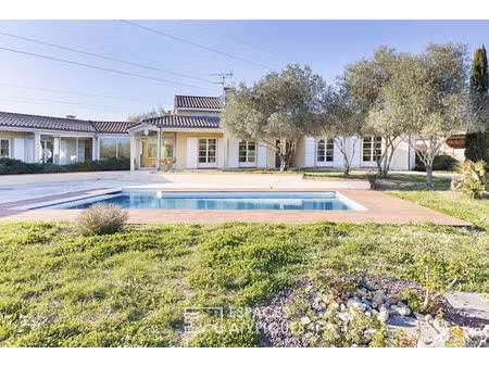 villa aux notes méditerranéennes avec piscine à muret