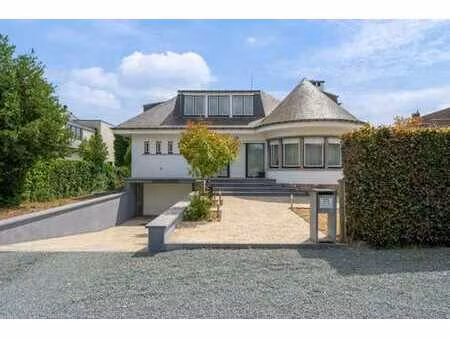 villa majestueuse : 6 chambres avec jardin et abri pratique