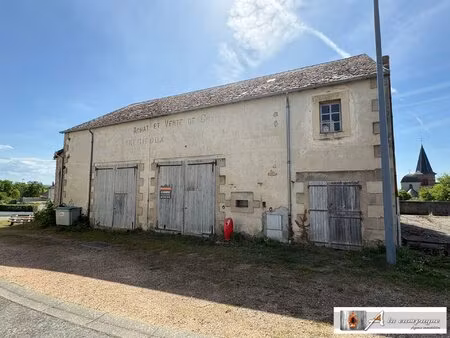jolie grange  dans un bourg agréable