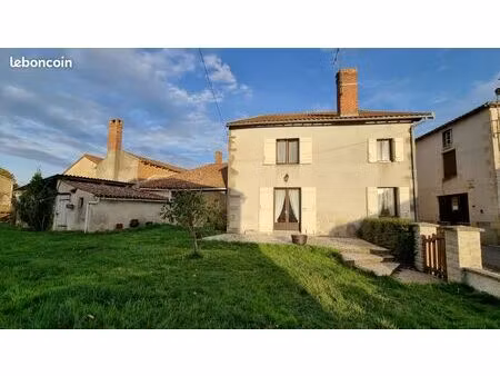 en haut-limousin joli corps de ferme au fort potentiel dans un village typique et préservé