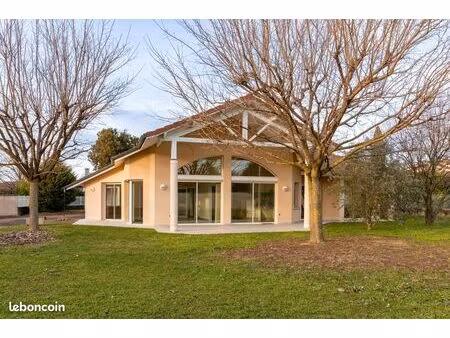 maison 200m² adaptée pmr – jardin 1700m² – 3 chambres – garage 50m²