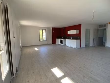 grand appartement avec terrasse et garage disponible au 1er août