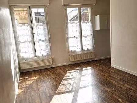 studio agréable à vivre au centre de noyon