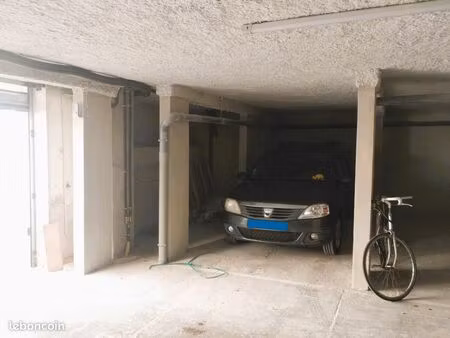 place de parking pour voiture plus moto