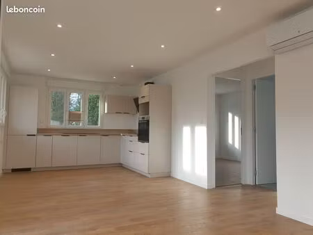 appartement t3 bis rénové avec mezzanine & balcon – centre-ville de perros-guirec