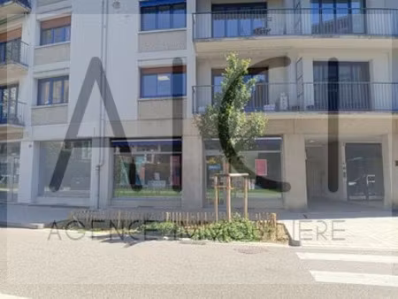 murs commerciaux avec vitrine et stationnement plein centre ville a vendre ou a louer