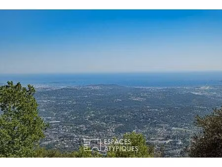 demeure singulière à grasse : l'horizon pour seul voisin