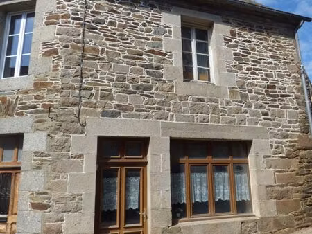 la roche-jaudy  maison de bourg avec jardin clos de murs.