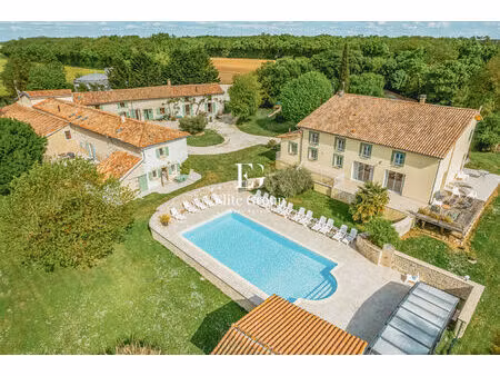 a vendre demeure de prestige - proche de surgères - 200m² + 6 gîtes + salle de réception